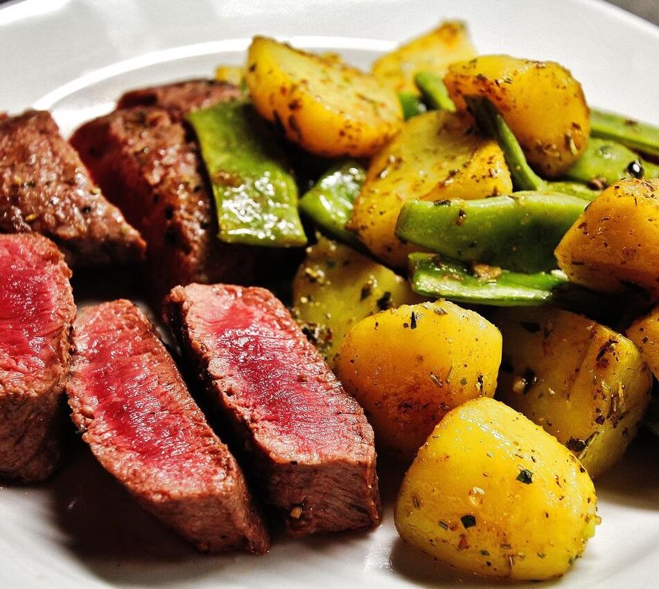  Beefsteak with green pepper sauce and roasted potato 